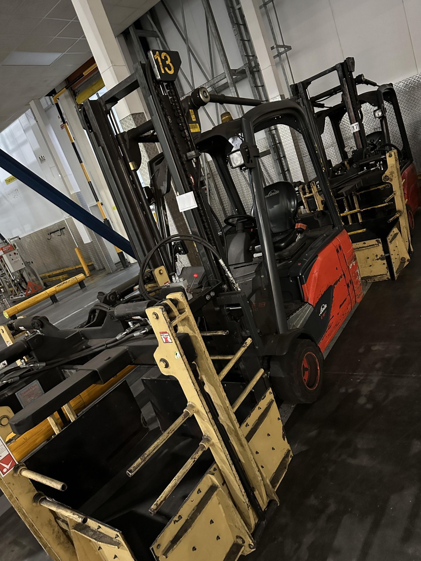 LINDE E18 EVO ELECTRIC FORKLIFT WITH CHARGER.