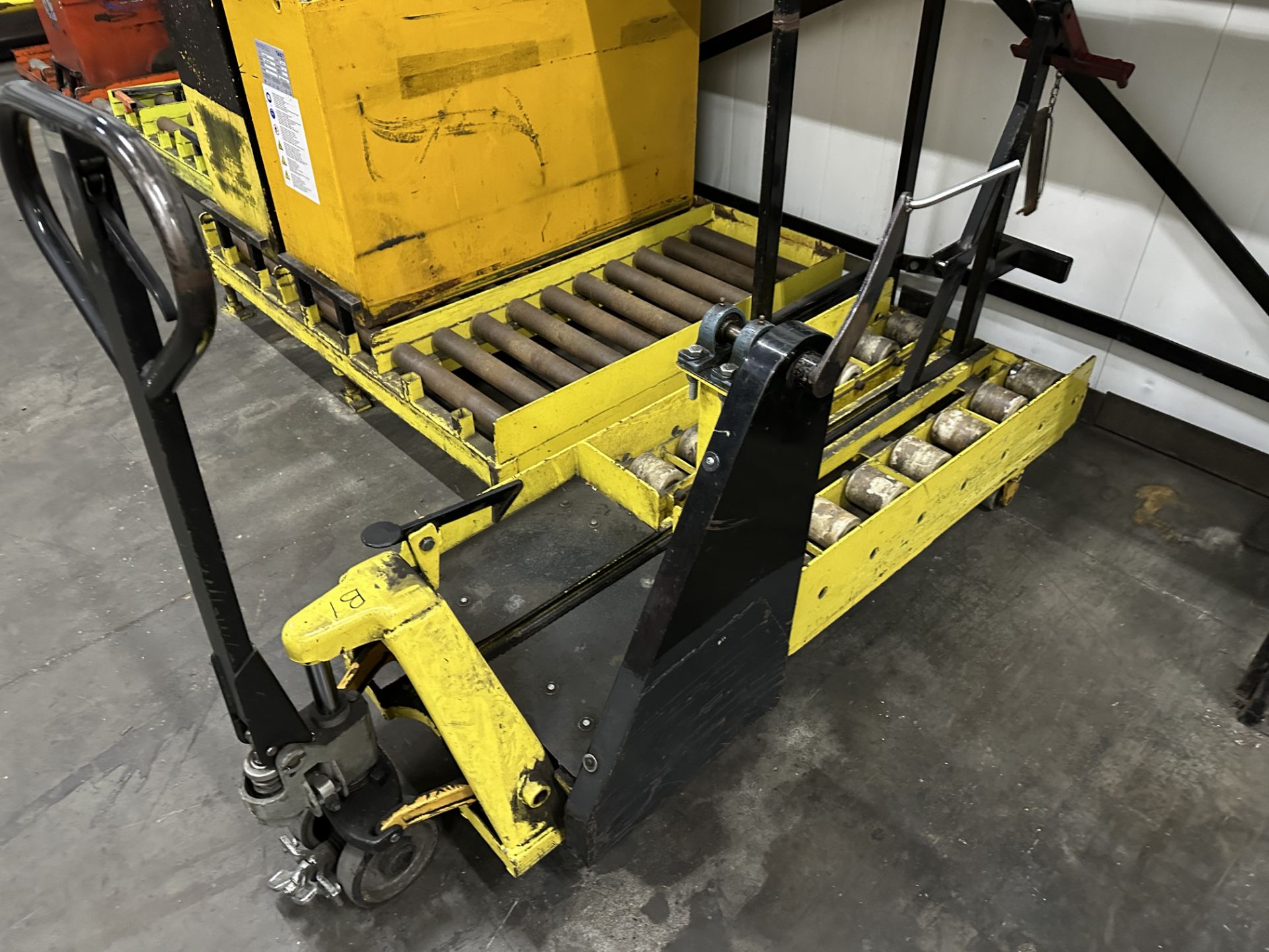 BATTERY CHANGING PALLET TRUCK - Bild 2 aus 2