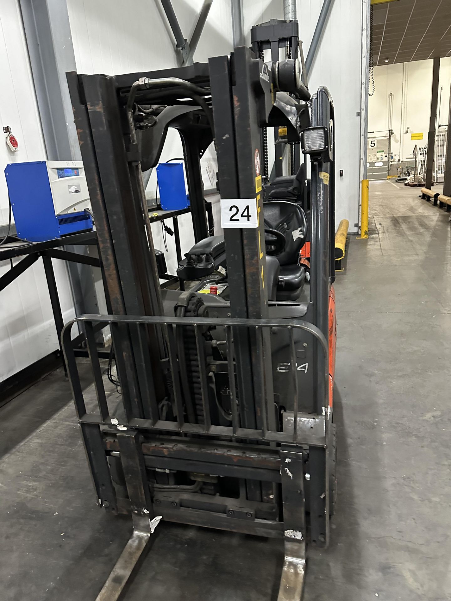 LINDE FORKLIFT WITH CHARGER. - Bild 2 aus 4