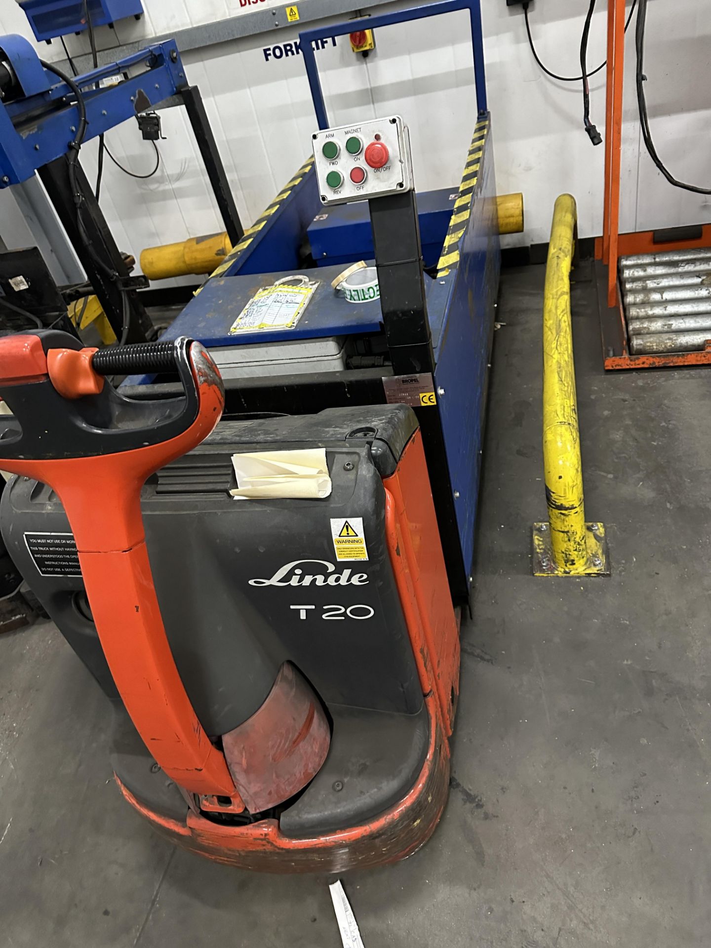 LINDE T20 WITH BATTERY REMOVING SYSTEM