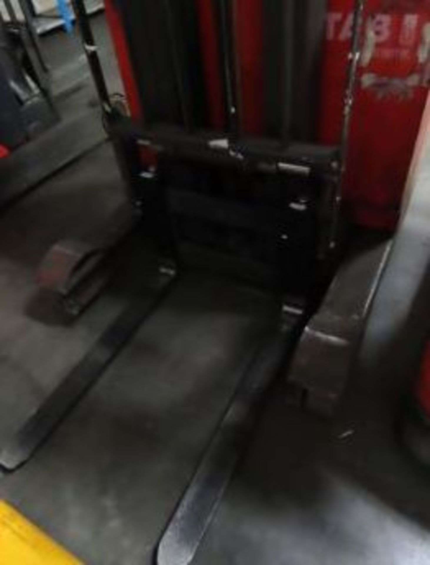 FORKLIFT REACH TRUCK WITH CHARGER. - Image 4 of 4