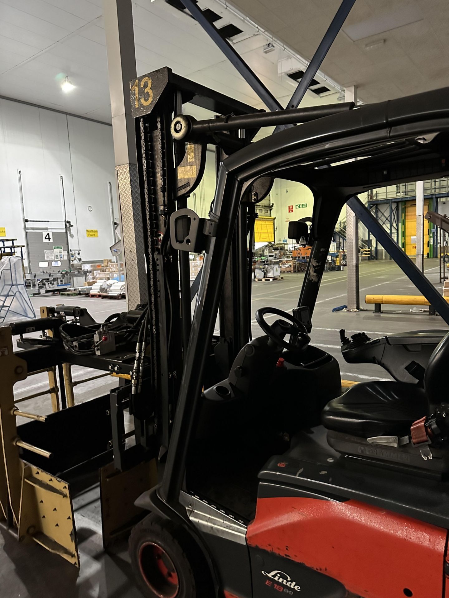 LINDE E18 EVO ELECTRIC FORKLIFT WITH CHARGER. - Image 2 of 5