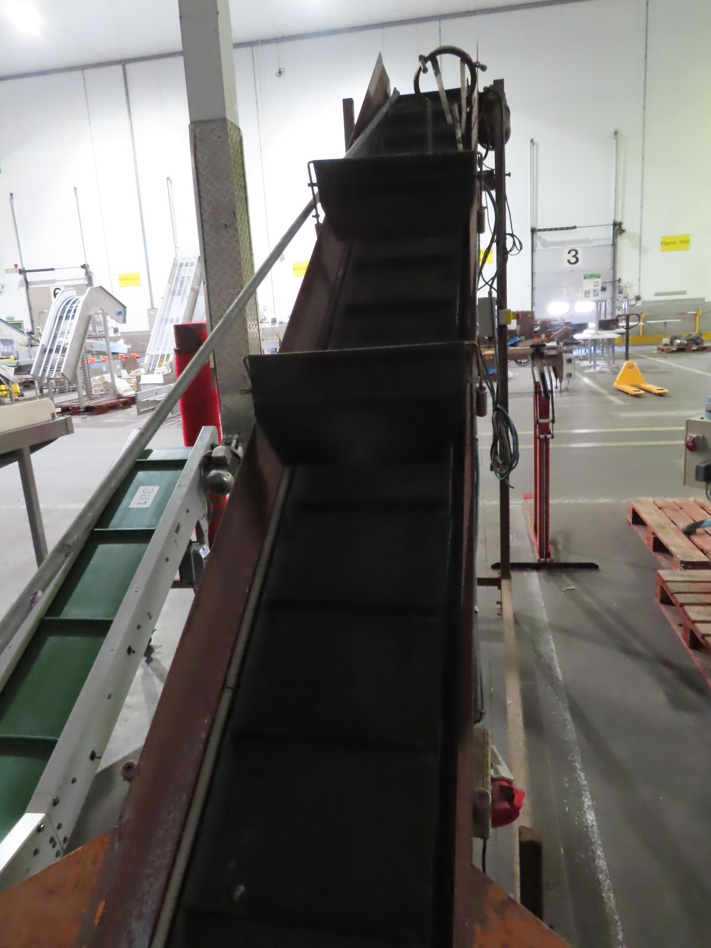 INCLINE FLIGHTED BELT CONVEYOR.