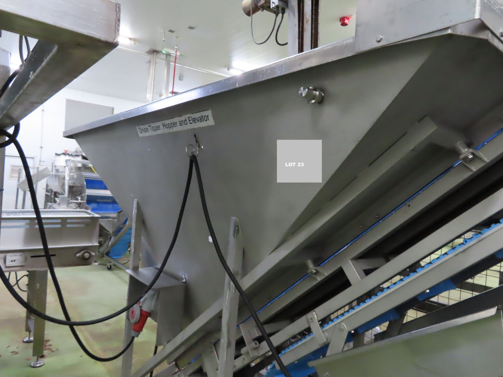 S/S INCLINED CONVEYOR WITH HOPPER. - Image 2 of 6