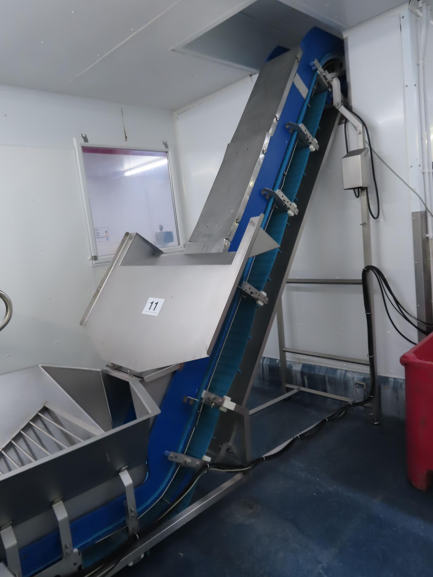 INCLINE FLIGHTED BELT CONVEYOR WITH HOPPER FEED.