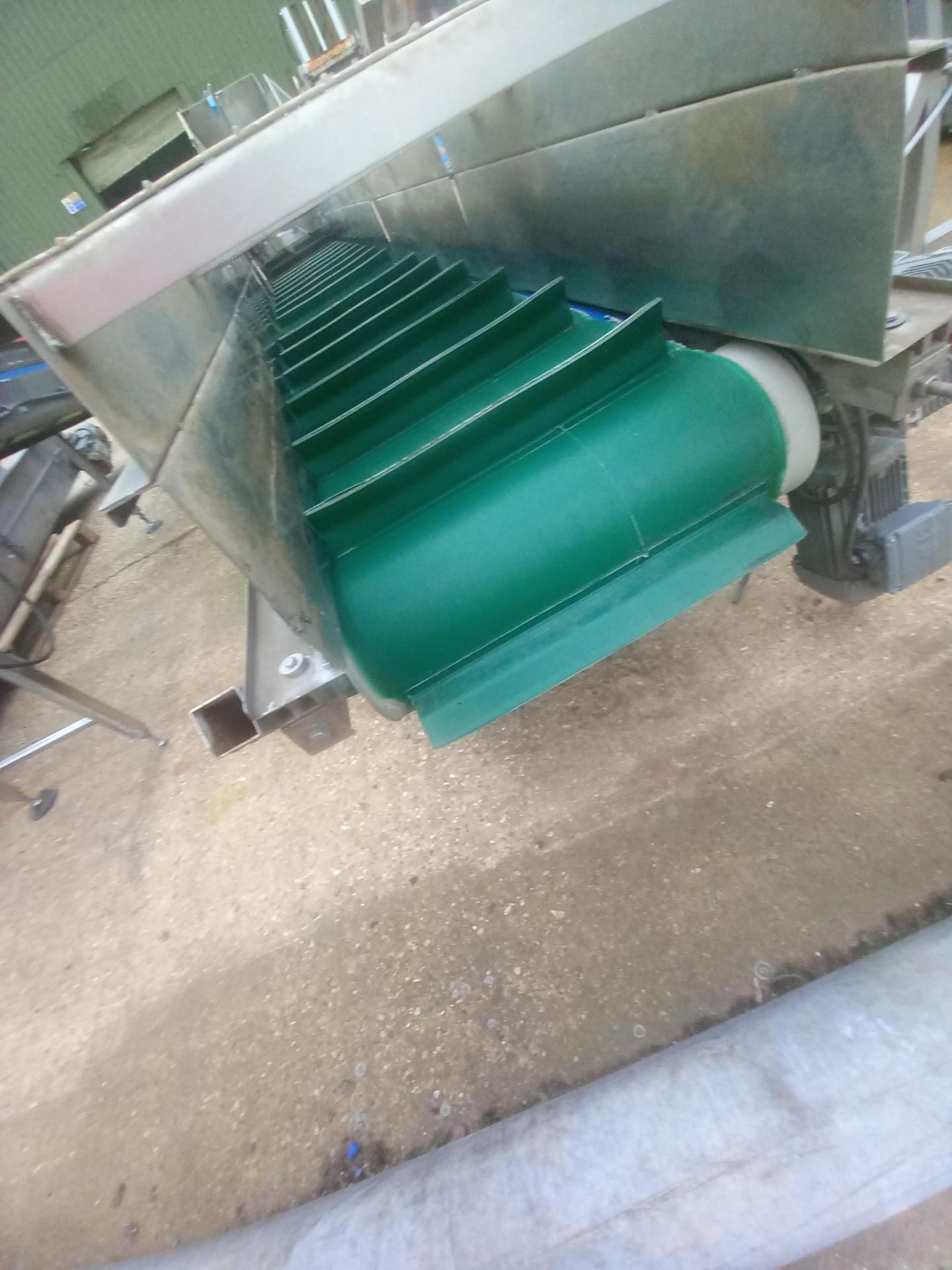 INCLINE CONVEYOR WITH SPARE BELT. - Image 10 of 11