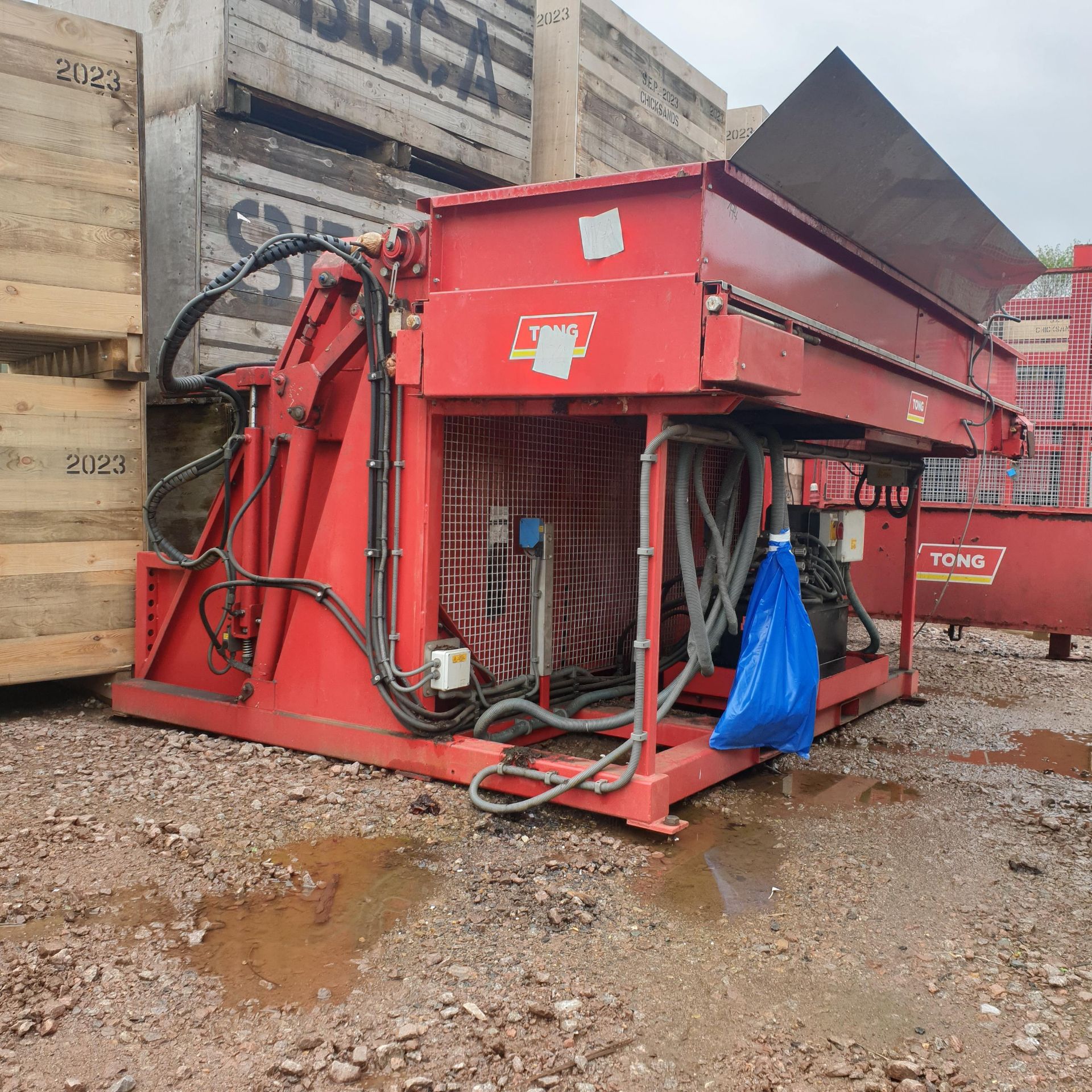 TONG PEEL BOX TIPPER WITH HOPPER AND DISCHARGE CONVEYOR.