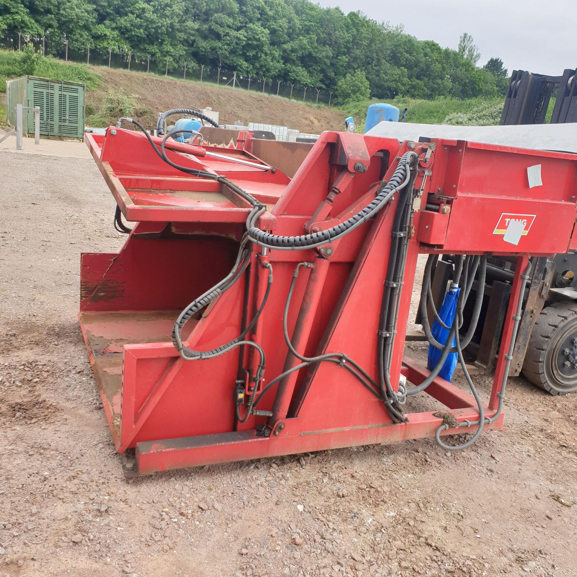 TONG PEEL BOX TIPPER WITH HOPPER AND DISCHARGE CONVEYOR. - Image 7 of 7