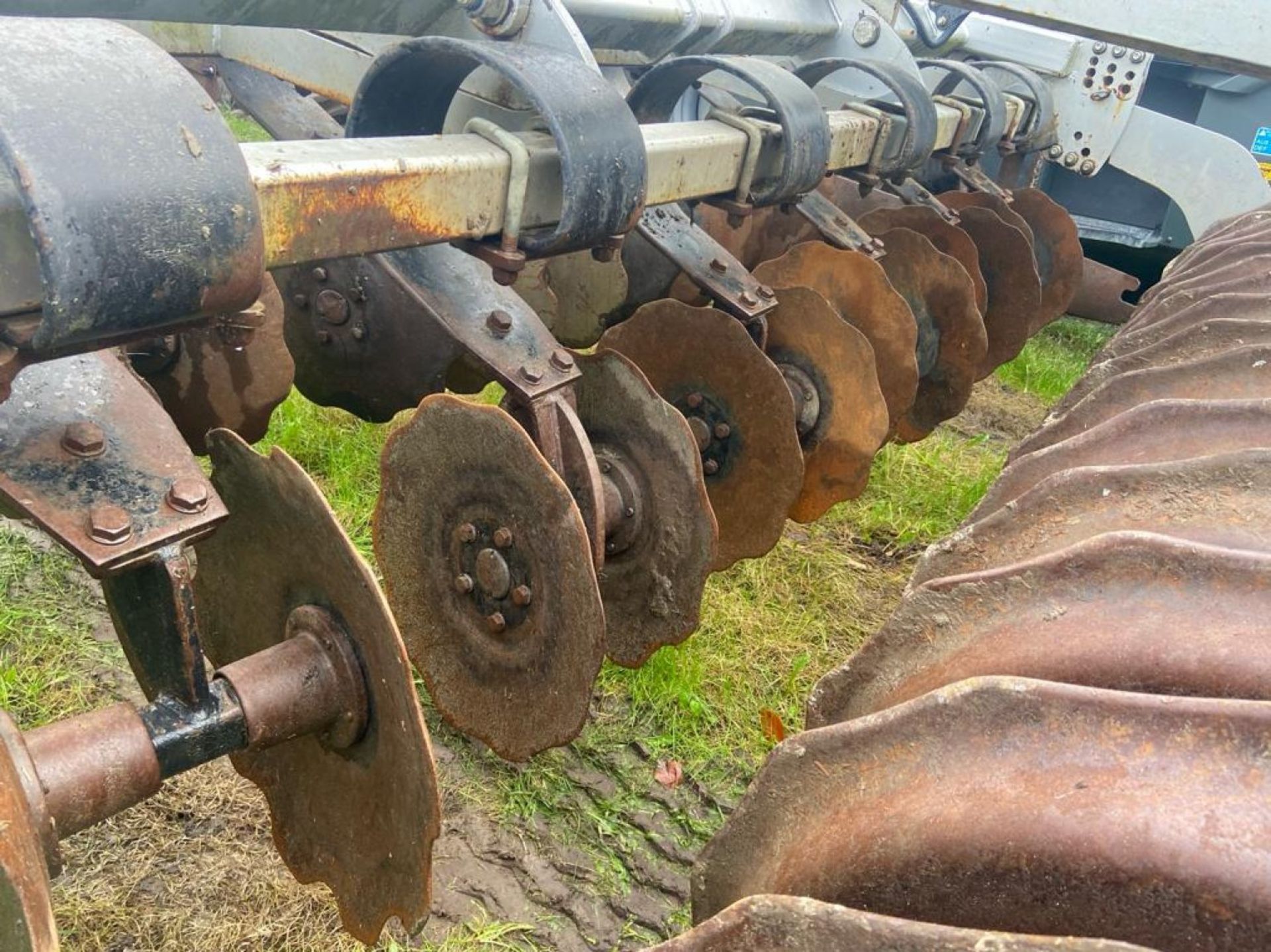 Terra Tech 3M 7 Leg Shearpin Cultivator C/W DD Packer and trailing kit. - Image 6 of 7