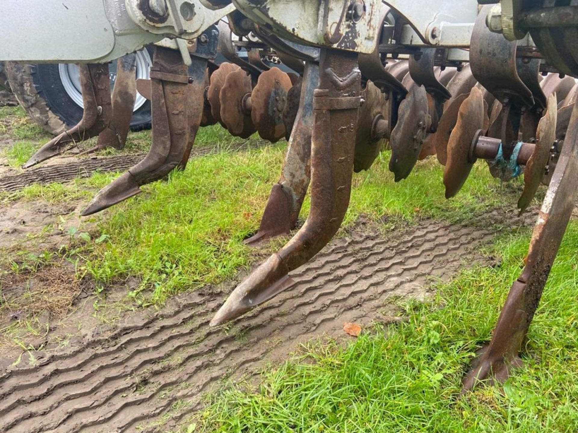 Terra Tech 3M 7 Leg Shearpin Cultivator C/W DD Packer and trailing kit. - Image 5 of 7