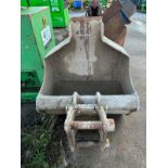 13T Concrete pouring bucket c/w 65mm Quick Hitch Adapter 65x270x370