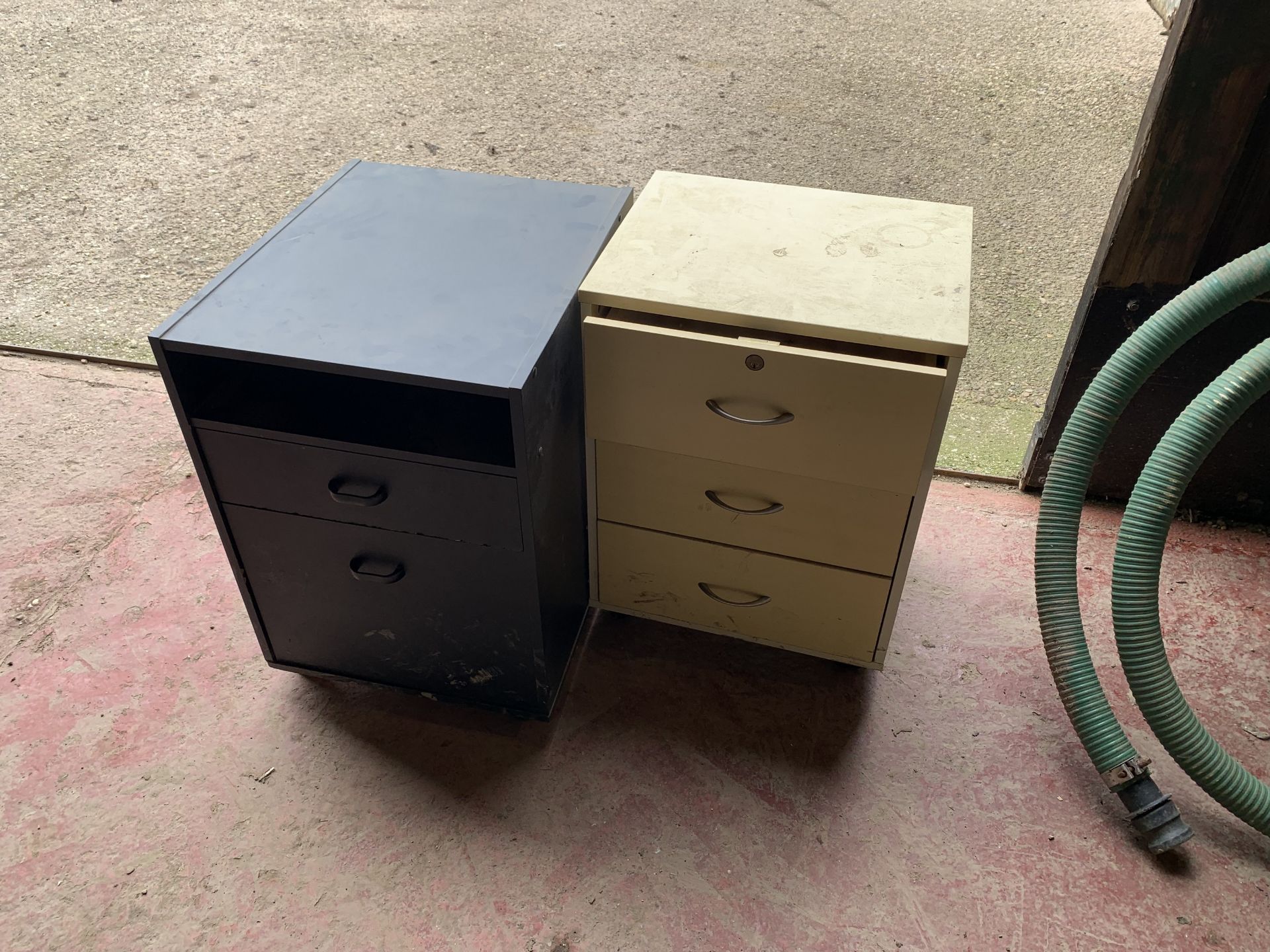 2 chests of drawers