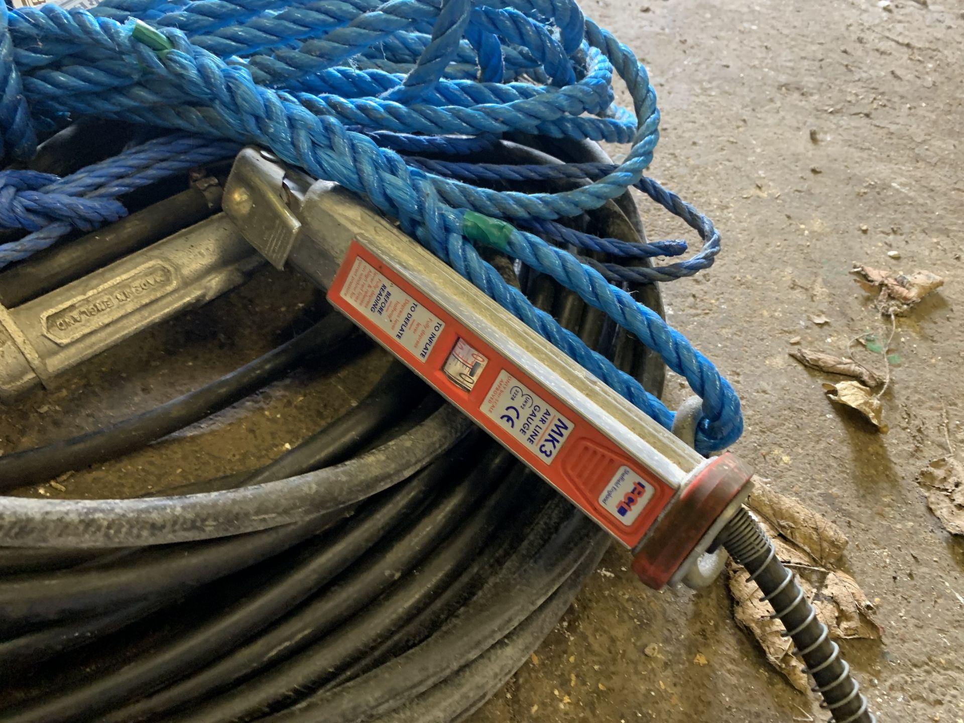 Airline, tyre inflators & rope - Bild 2 aus 2