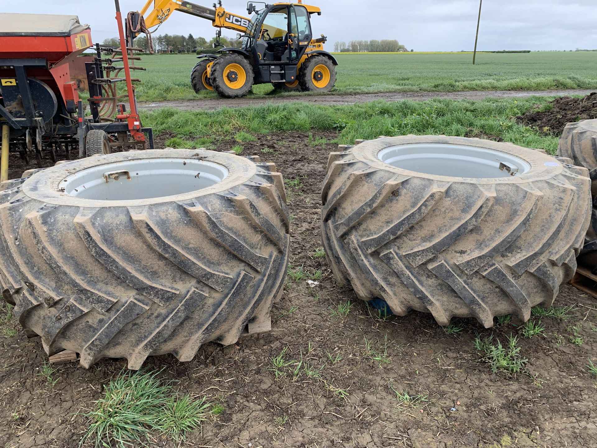 Set of four flotation wheels & tyres, 800/50-34 & 500/60-26.5, eight stud wheels, Trelleborg tyres - Image 5 of 5