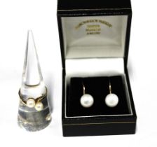 9ct gold & pearl crossover ring and a a pair of 9ct gold and pearl earrings (2)