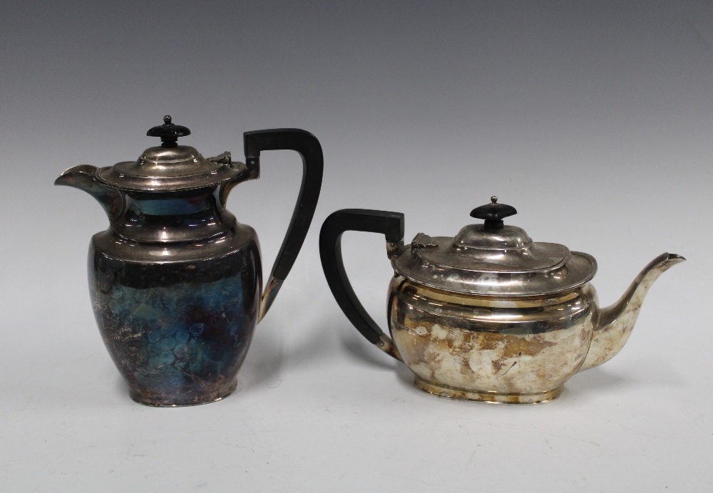 George V silver teapot and matching silver coffee pot, Sheffield 1939 /40 (2) - Image 2 of 2