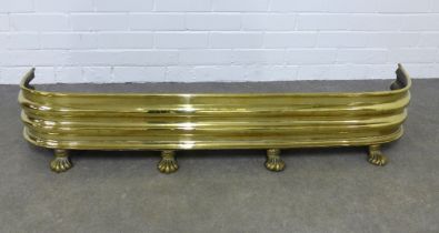 Brass fender with paw feet, 128 x 23 x 33cm.
