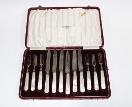 George V cased set of six silver and mother of pearl fruit knives and forks, Sheffield 1924