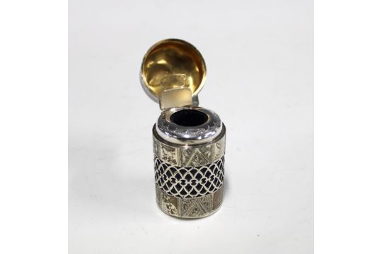 Edwardian silver gilt scent bottle / smelling salts jar, with hinged cover and pierced and a blue - Image 3 of 3