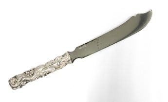 Chinese Export silver fish knife by Wang Hing with dragon handle and shaped blade, stamped WH 90,