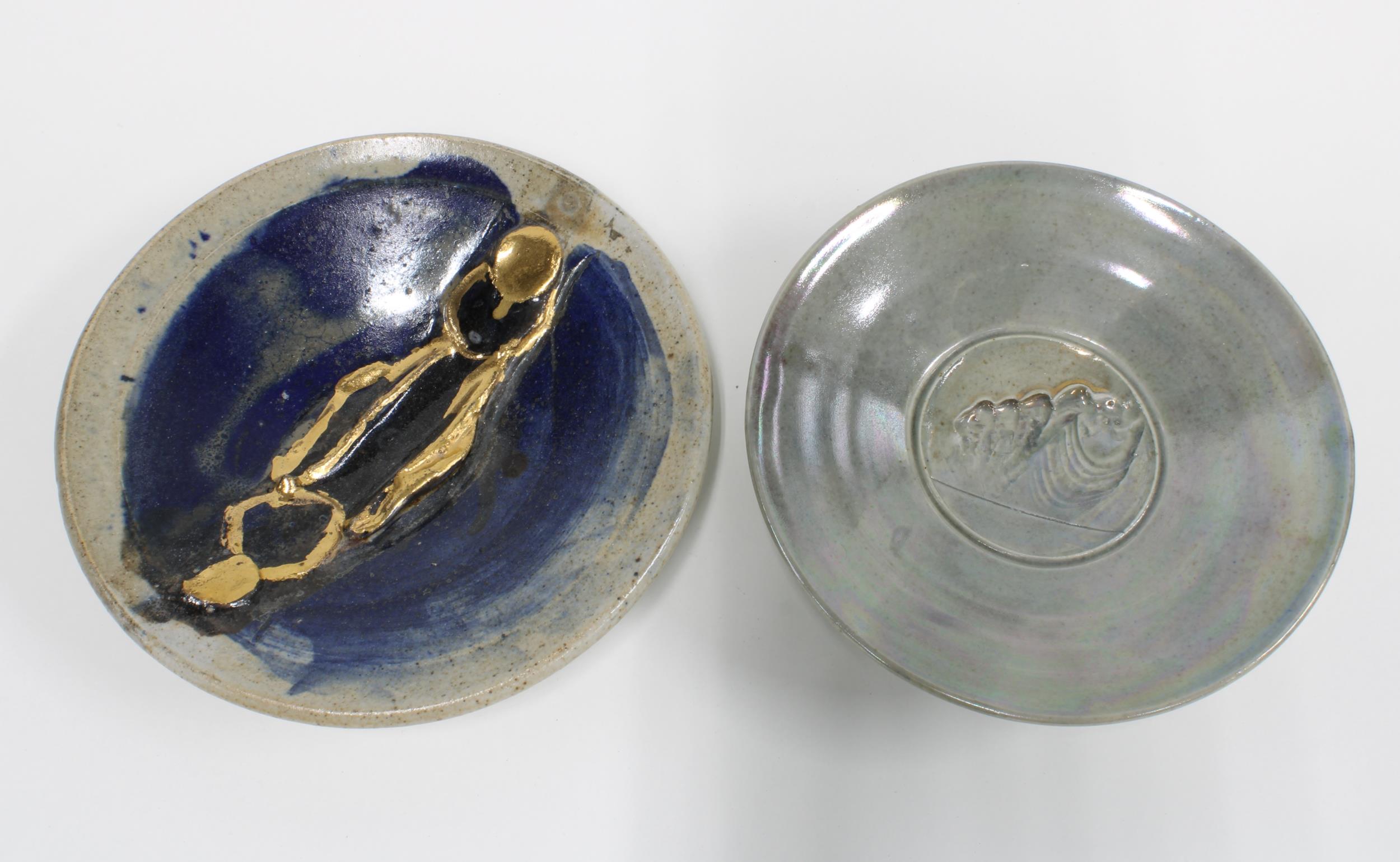 DOUGLAS DAVIES (SCOTTISH b.1946) studio pottery charger with two smaller dishes, all with potter's - Bild 3 aus 4