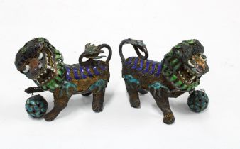 A pair of cloisonné enamel Temple dog figures, 8cm long (2)