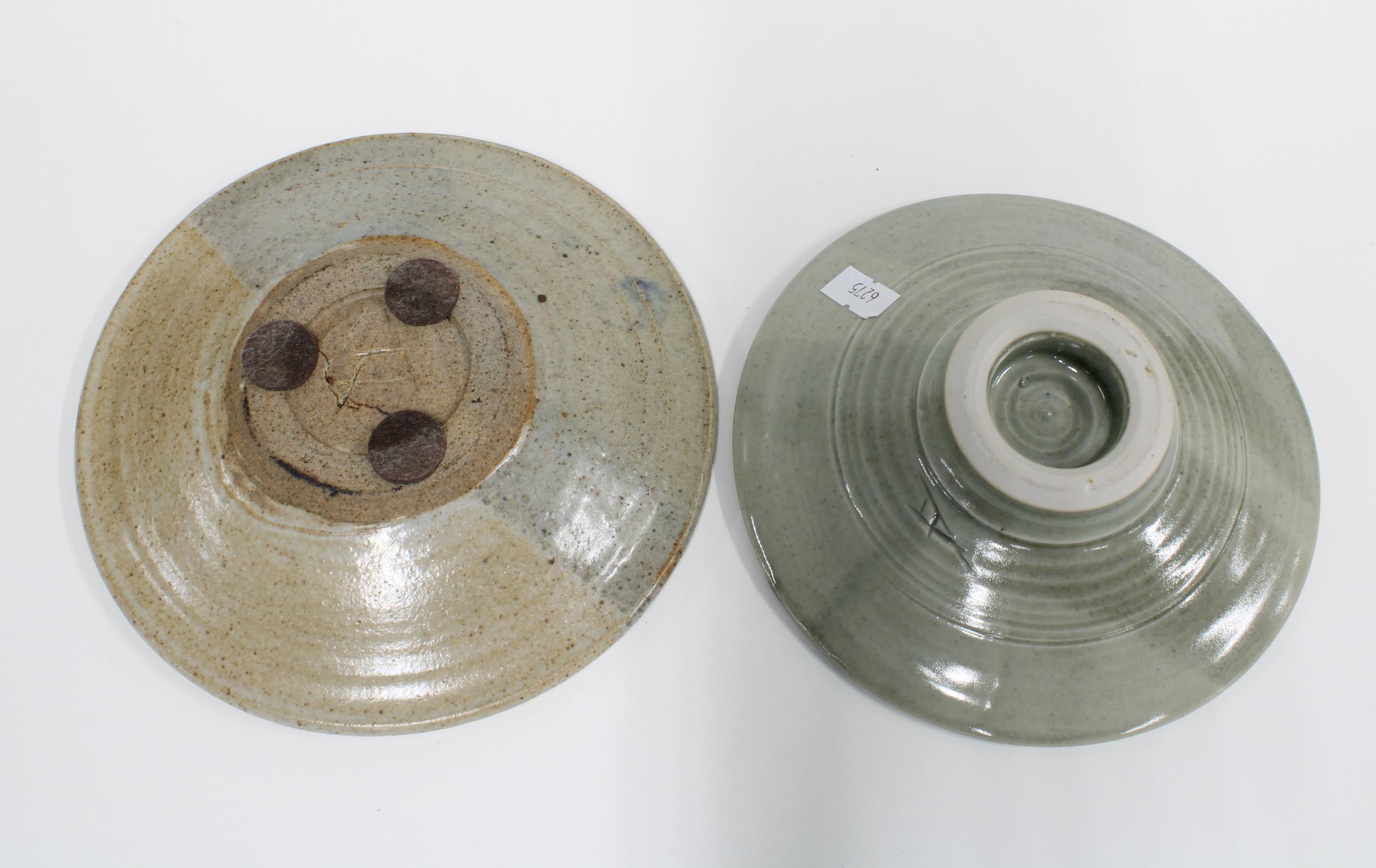 DOUGLAS DAVIES (SCOTTISH b.1946) studio pottery charger with two smaller dishes, all with potter's - Bild 4 aus 4