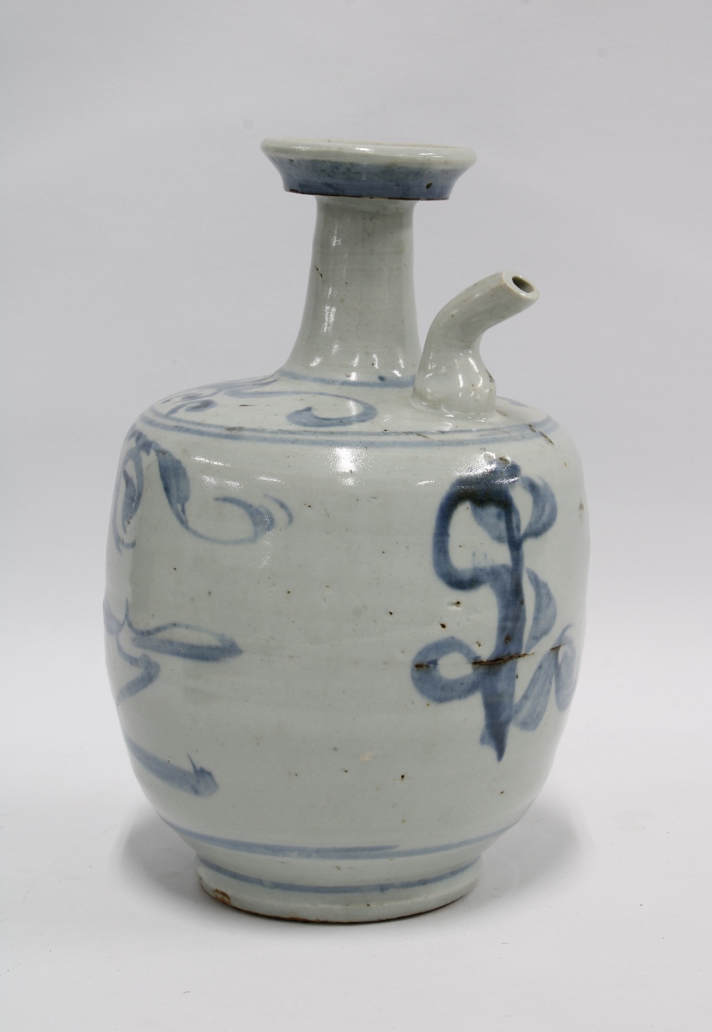 Chinese provincial pottery blue and white ewer, 23cm - Bild 2 aus 3