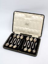 George V cased set of twelve silver teaspoons with matching sugar tongs, Sheffield 1927