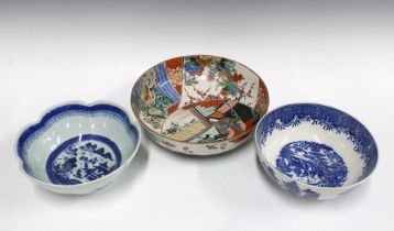 Chinese blue and white bowl with scalloped rim, a blue and white Willow pattern bowl and a