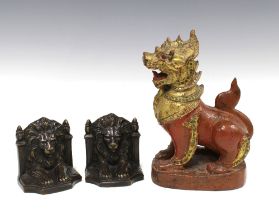 Painted wooden foo dog, 25cm, together with two metal lion bookends (3)