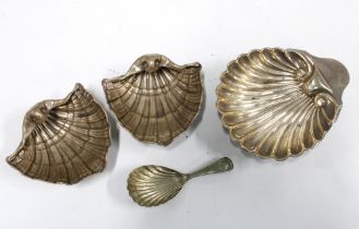 Victorian silver shell shaped dish, London 1892, 12 x 10cm, together with a pair of smaller silver