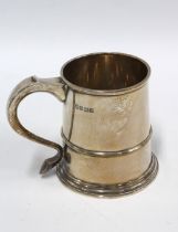 Silver tankard of traditional form, Sheffield 1990, 11.5cm