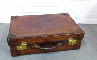 Vintage brown leather suitcase with brass clasps, 62 x 19 x 42cm