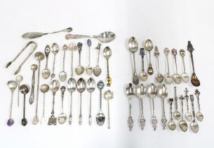 A quantity of silver and white metal souvenir teaspoons (a lot)