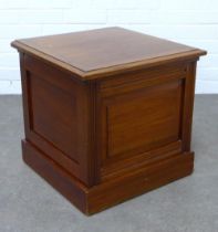 Mahogany commode, lift up top with pot, 48 x 46 x 47cm.