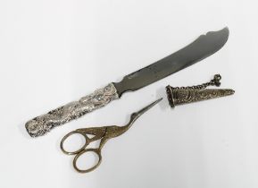 Chinese Export silver fish knife by Wang Hing with dragon handle and shaped blade, stamped WH 90,