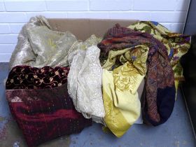 Box containing a selection of fabrics (a lot)
