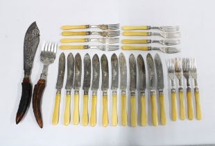 Horn handled fish servers with a set of Epns fish knives and forks with composite handles (a lot)