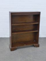 Early 20th century oak bookcase with an Art Deco frieze and open shelves, 77 x 97 x 22cm.