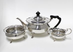 George V silver three part teaset, Sheffield 1911 (3)