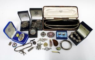 A quantity of silver an costume jewellery (a lot)