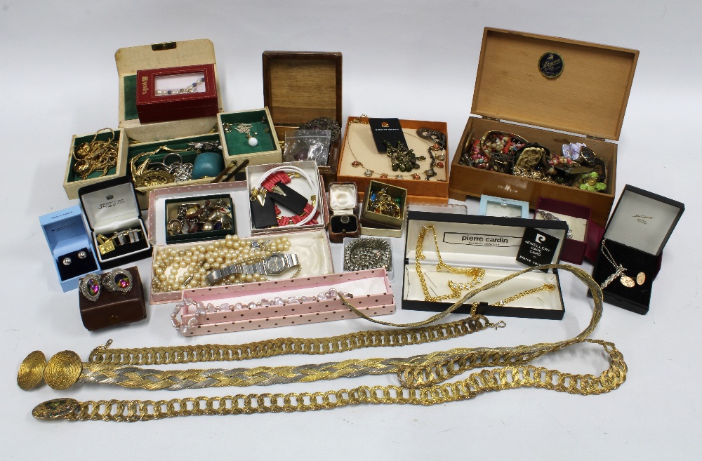 Quantity of vintage and later costume jewellery (a lot)
