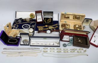 Quantity of vintage and later costume jewellery (a lot)