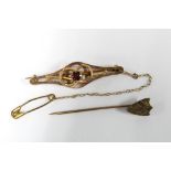 9ct gold brooch and a shield tiepin (2)