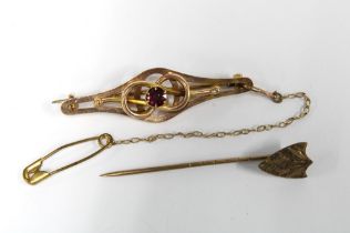 9ct gold brooch and a shield tiepin (2)