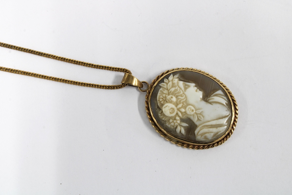 9ct gold Cameo on a yellow metal chain necklace - Image 2 of 4