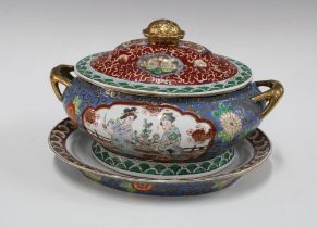 Chinoiserie tureen, cover and oval plate 30cm wide