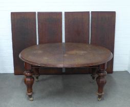 Victorian mahogany extending dining table, with four extra leaves, standing on four facet bulbous
