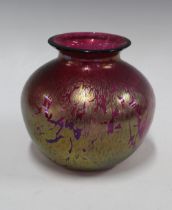 Royal Brierley iridescent red and gold art glass vase, base signed indistinctly, 18 x 16cm.